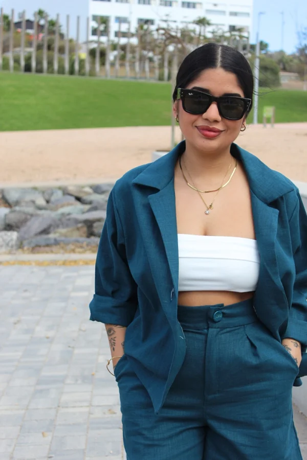 Conjunto azul de short y camisa de manga larga