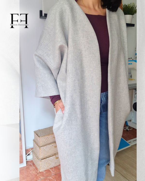 Eliminé la vista exterior, para un acabado minimalista. Añadí centimetros al bajo. Incorporé bolsillos (que nunca falten). (1) KIMONO