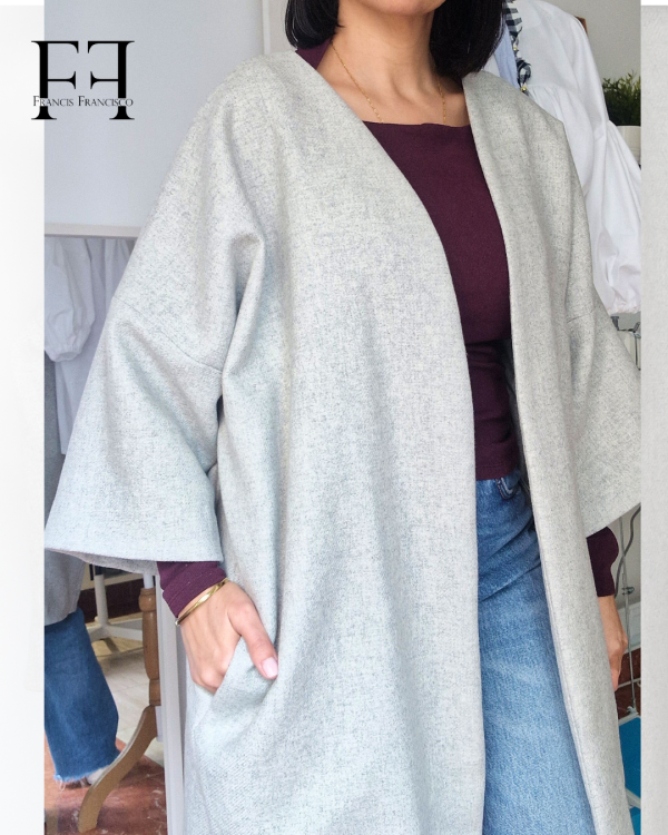 Eliminé la vista exterior, para un acabado minimalista. Añadí centimetros al bajo. Incorporé bolsillos (que nunca falten). (3) KIMONO
